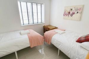 Walnut Flats-F2, 3-Bedroom with Garden & Patio - AC, Parking, Netflix, WIFI - Close to Oxford, Bicester & Blenheim Palace