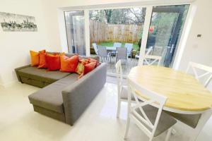 Walnut Flats-F2, 3-Bedroom with Garden & Patio - AC, Parking, Netflix, WIFI - Close to Oxford, Bicester & Blenheim Palace