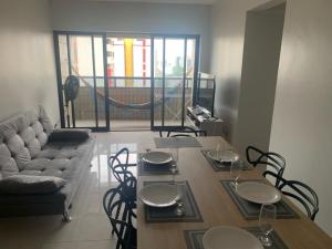 Apart Verdemar Confort com 3 quartos para ate 8 pessoas moderno e funcional e apenas poucos passos da praia