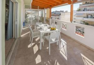 Luminous Penthouse big veranda by GHH