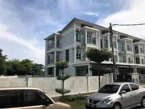 6BR Corner 3-storey House WIFI, Netflix, Aircond - Kampong Paya