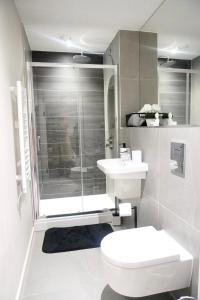 Central Manchester Luxury 2 Bed Apartment with Balcony