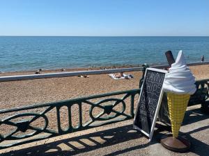 Lovely 4 bedroom home, stones throw from the beach