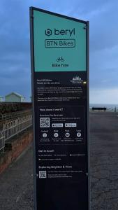 Lovely 4 bedroom home, stones throw from the beach