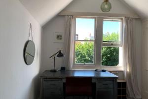 Lovely 4 bedroom home, stones throw from the beach