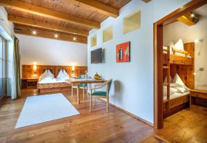 Family Suite with Balcony (2 Adults + 2 Children) room in Hotel Häuserl im Wald