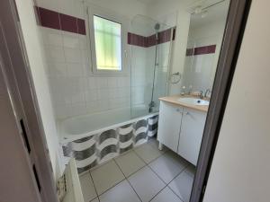 La Maison Bleue, village vacances, piscine, parking