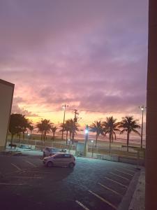 Kitnet frente pro mar em Vila Caiçara, portaria 24 hs e wifi