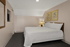King Suite room in Traverse Bay Inn