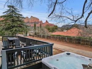 Uptown Sedona Retreat wit Views and Hot Tub