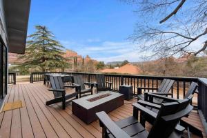 Uptown Sedona Retreat wit Views and Hot Tub