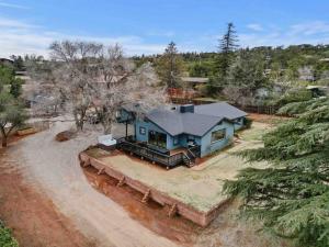 Uptown Sedona Retreat wit Views and Hot Tub