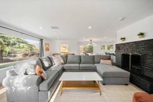 Uptown Sedona Retreat wit Views and Hot Tub