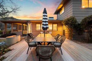 Upscale Uptown retreat home with HotTub and Views