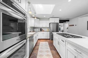 Upscale Uptown retreat home with HotTub and Views