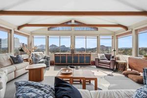 Top of uptown Sedona with Panoramic Views and Hot Tub