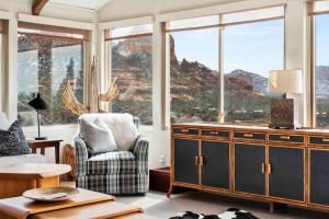 Top of uptown Sedona with Panoramic Views and Hot Tub