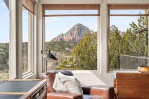 Top of uptown Sedona with Panoramic Views and Hot Tub