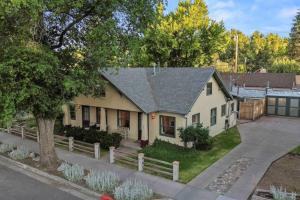 Stylish and Cozy Downtown 2 Bedroom Unit with Hot Tub - 4hvězdičkové hotely ve městě Flagstaff