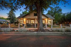 Stylish and Cozy Downtown 2 Bedroom Unit with Hot Tub