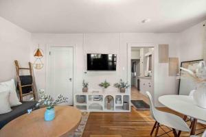 Desert Modern Downtown Flagstaff Unit with Hot Tub