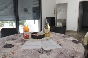Maisons de vacances Gites avec Piscine et Jacuzzi au Mas de Cadoule : photos des chambres