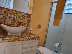 Qto e sala com vista verde a 500m da praia