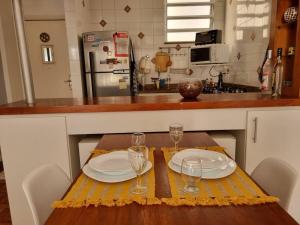 Qto e sala com vista verde a 500m da praia