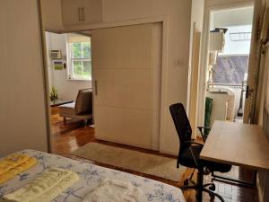 Qto e sala com vista verde a 500m da praia