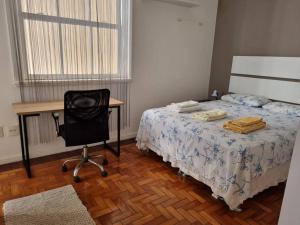 Qto e sala com vista verde a 500m da praia