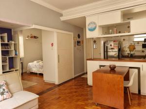 Qto e sala com vista verde a 500m da praia