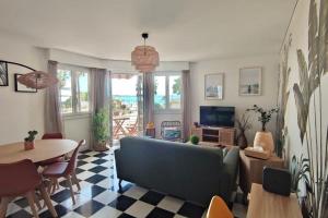 Beautiful flat with balcony and sea view