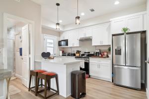 Amazing Value with High Comfort, 14 Guests for 4BR by Disneyland, Beaches, Rodeo 39 & More