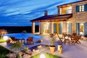 Charming villa LA PERLA with pool, jacuzzi and sea view near Umag - Vilanija