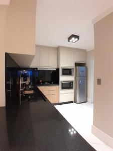 303 - Apto com 03 dorm com Vista Mar na Avenida Principal de Bombas