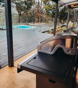 Savvanah Farmstay family friendly home with stunning views and spa