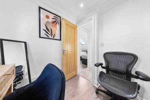 Sleeps 10, CINEMA TV , 2 baths, 10 mins to Stratford