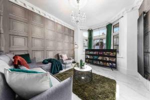 Sleeps 10, CINEMA TV , 2 baths, 10 mins to Stratford