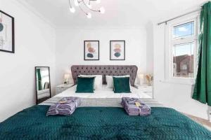 Sleeps 10, CINEMA TV , 2 baths, 10 mins to Stratford