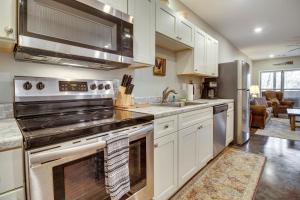Cozy Bull Shoals Condo Getaway about 1 Mi to Lake!
