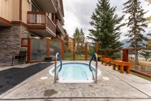 Romantic Mountain Escape - Hot Tubs & Private Balcony! managed by Little Sister Getaways
