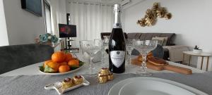 3 Rooms Sunrise Marble Apart - Panoramic Seaview - Casa del Mar