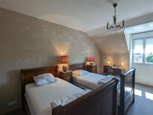 Maisons de vacances Maison de Bourg avec Grand Jardin, Salle de Jeux et Confort Moderne – Pres des Chateaux de la Loire - FR-1-591-161 : photos des chambres
