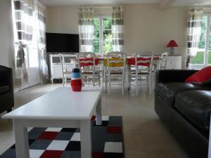 Maison en pierre rénovée, 3 chambres, jardin clos, équipée, calme et proche étang à Senonches - FR-1-581-36