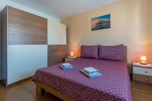 Apartments with parking space Porec - 22124