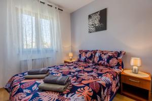 Apartments with parking space Porec - 22124