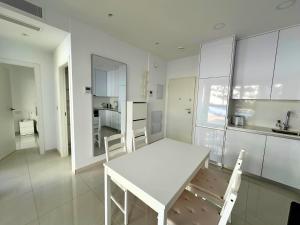 Apartamento Moderno: Primera Línea en Los Locos