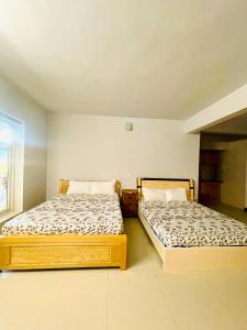 Phòng Gia đình Nhìn ra Vườn (Family Room with Garden View)