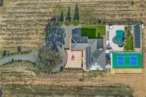 Luxury 4 Acre Estate - Pickleball, Pool, Hot Tub! - Lockeford