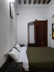 Heritage Home, Hampes